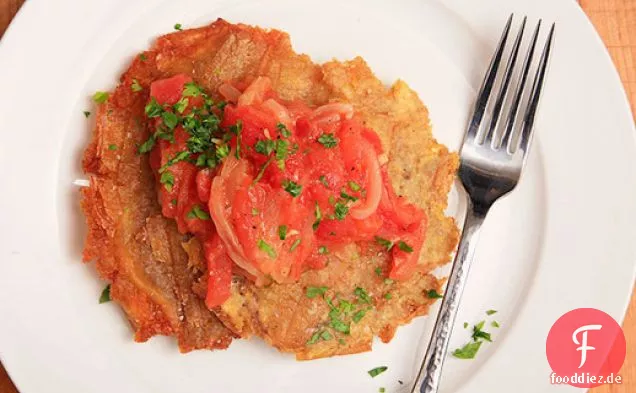 Patacones Con Hogao (Gebratene Kochbananen nach kolumbianischer Art mit Tomaten-Zwiebel-Sauce)