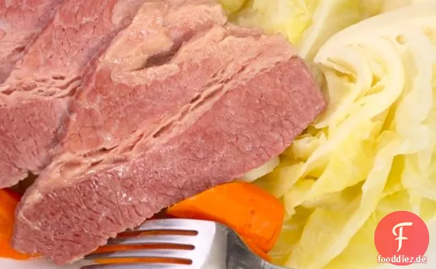 Corned Beef Bruststück Kartoffeln, Kohl und Karotten für St. Patrick ' s Day