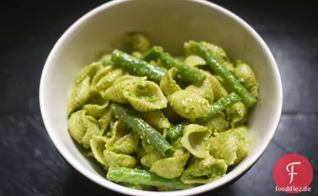 Pasta mit Spinatpesto und Haricots Verts