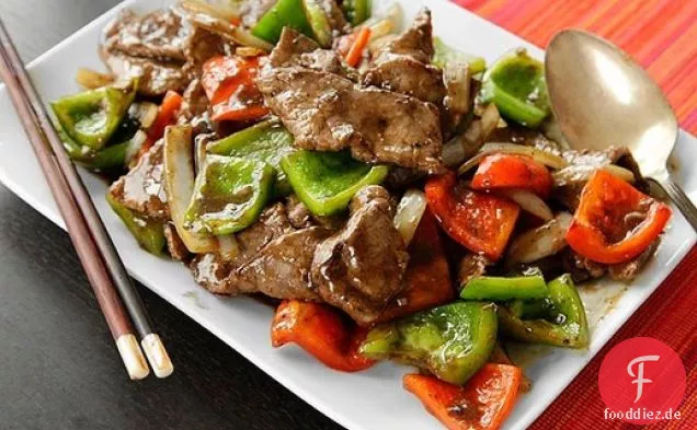 Chinesisches Pfeffersteak (gebratenes Rindfleisch mit Zwiebeln, Paprika und schwarzer Pfeffersauce)