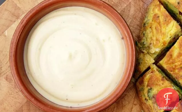 Allioli nach spanischer Art (Olivenöl und Knoblauchmayonnaise)