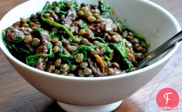 Französische Linsen mit Wurst, verwelktem Rucola und Dijon-Senf