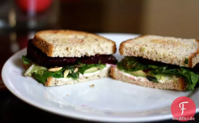 Abendessen heute Abend: Gebratene Rüben, Ziegenkäse und Avocado-Sandwiches