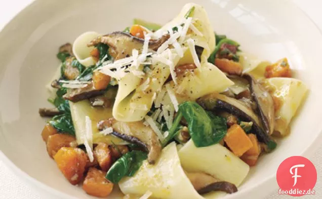 Pappardelle Mit Kürbis, Pilzen Und Spinat