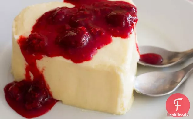 Valentinstag-Coeur à la Crème mit Himbeeren
