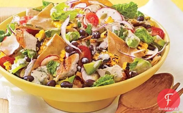Gehackter Hähnchen-Taco-Salat mit Chipotle-Dressing