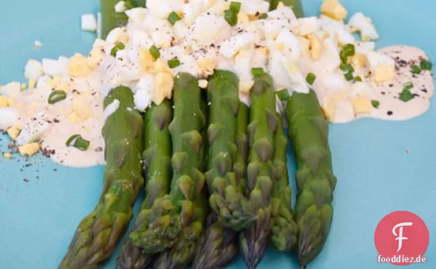 Ernsthafte Salate: Spargel mit Dijon-Senf-Sauce und gehacktem hart gekochtem Ei