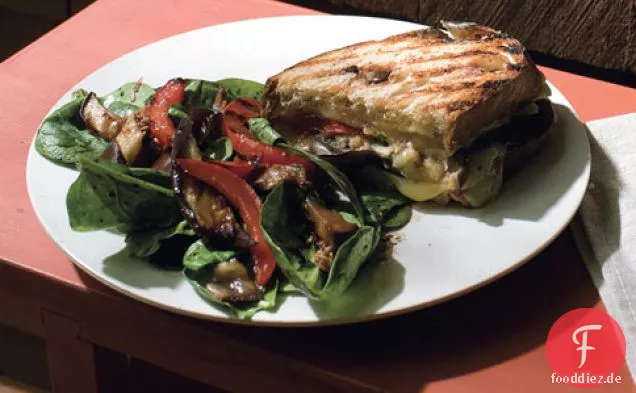 Auberginen, Paprika und Fontina Panini mit Spinatsalat