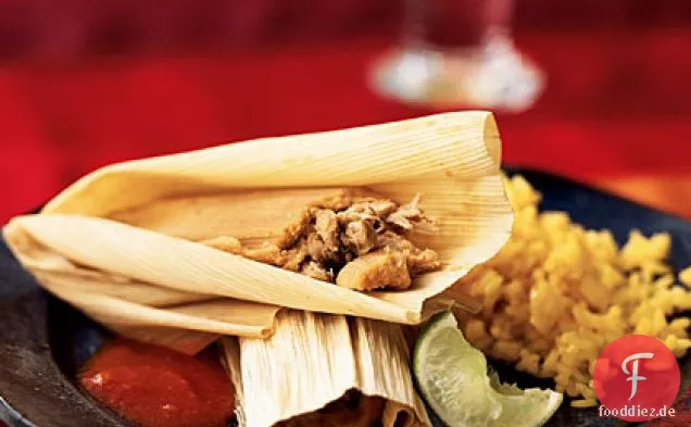 Schweinefleisch und Ancho Chile Tamales mit mexikanischer roter Sauce