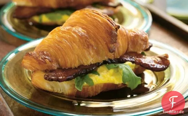 Suvir Sarans warmer Eiersalat auf Croissants mit Landspeck und Rucola