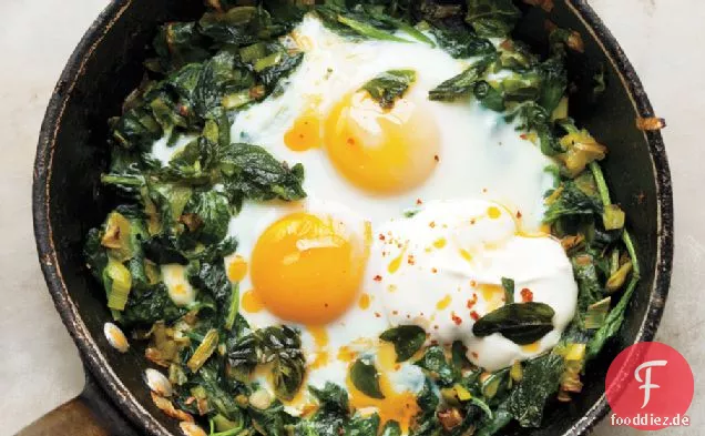 Skillet-gebackene Eier mit Spinat, Joghurt und Chiliöl