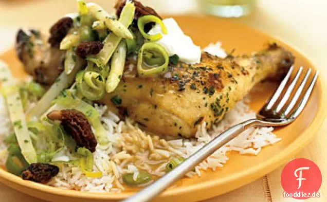 Geschmortes Hähnchen mit weißem Spargel und Morchel mit Crème Fraîche anbraten