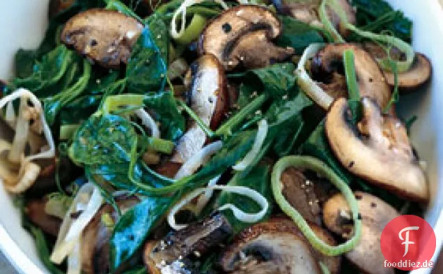 Erbsenranken mit Crimini-Pilzen und Lauch