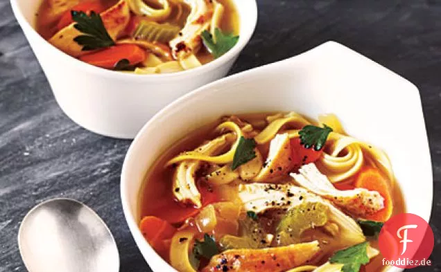 Klassische Hühnernudelsuppe