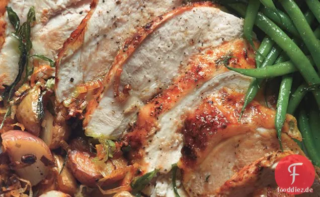 Gebratene Putenbrust mit Kartoffeln, grünen Bohnen und Senfpfannensauce