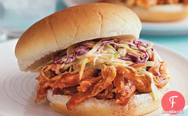 Pulled Barbecue-Chicken und Coleslaw Sandwiches