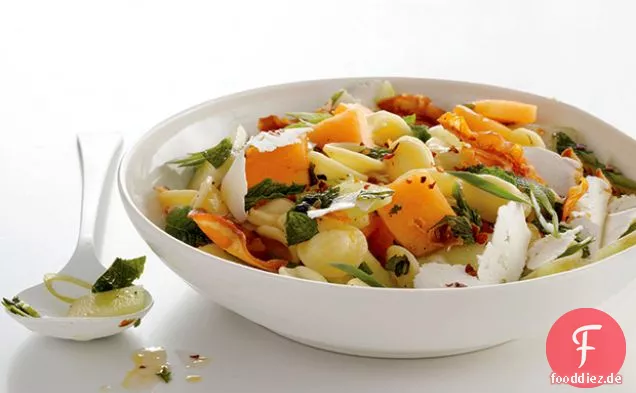 Nudelsalat mit Melone, Pancetta und Ricotta Salata