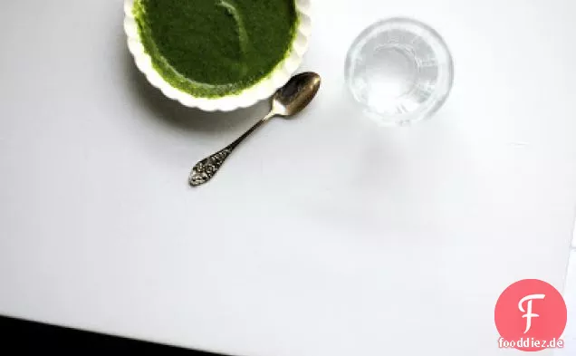 Spinat und grüne Knoblauchsuppe