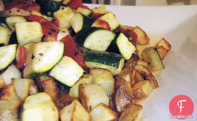 Gebratene Tomaten, Zucchini und Kartoffeln mit Charnushka