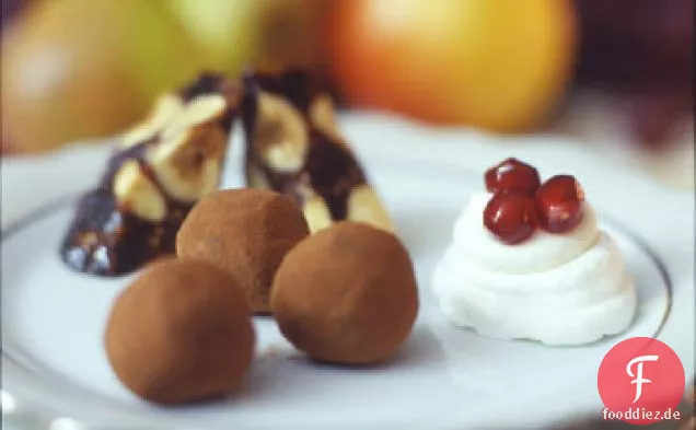 Baiser Petits Fours mit Anis-Creme und Granatapfel