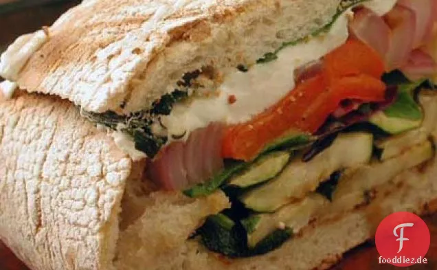 Gegrilltes Gemüse und Mozzarella-Sandwiches