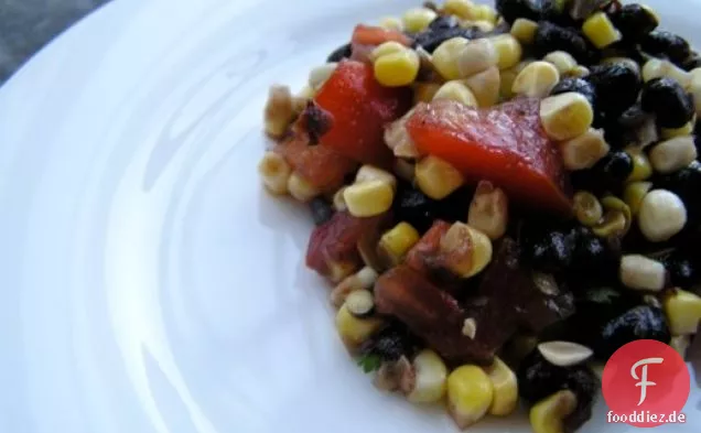Abendessen heute Abend: Schwarze Bohnen und geröstete Mais-Salsa