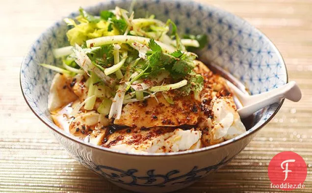 Würziger warmer Seidentofu mit Sellerie-Koriander-Salat