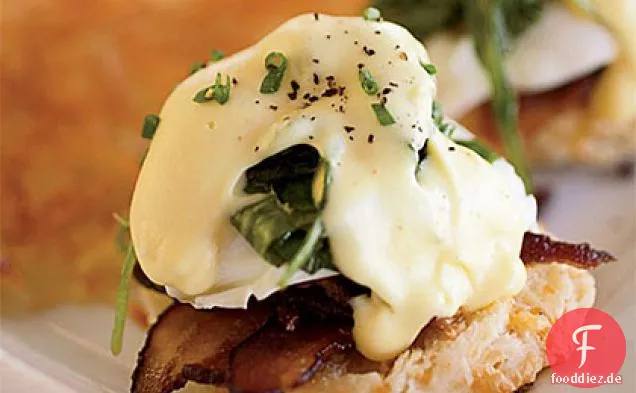 Eier Benedict mit Speck und Rucola