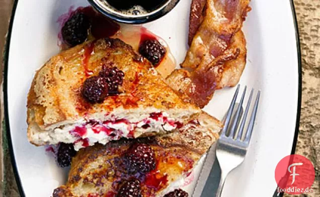 Mascarpone French Toast mit warmem Brombeersirup