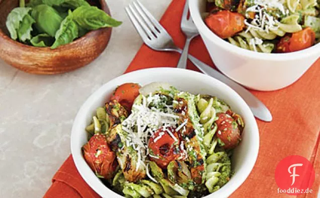 Pesto Pasta mit Huhn und Tomaten