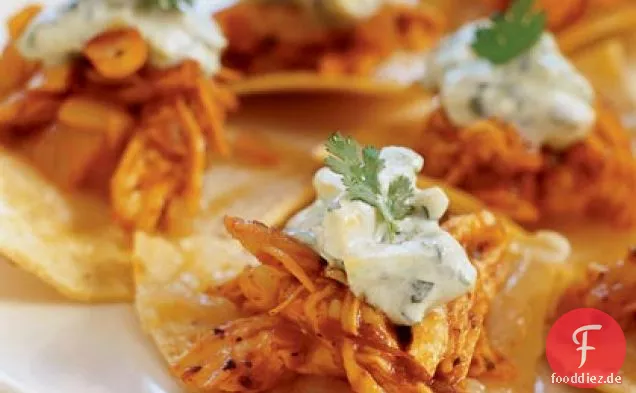 Brathähnchen-Chipotle Nachos mit Koriander-Avocado Crema