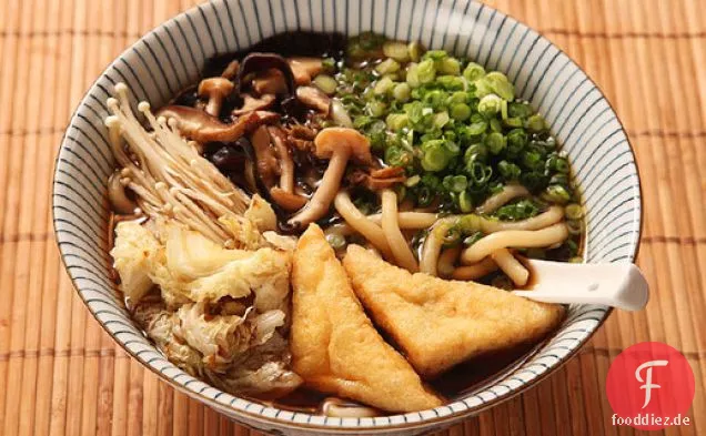 Japanisches Udon mit Pilzen-Sojabrühe mit gebratenen Pilzen und Kohl (vegan)