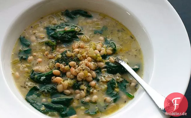 Deftige weiße Bohnen-Spinat-Suppe mit Rosmarin und Knoblauch (vegan)
