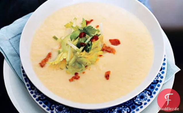 Sellerie-Wurzelsuppe mit Speck und grünem Apfel