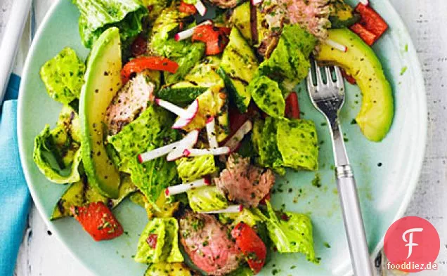 Gegrilltes Steak und Gemüsesalat mit Chipotle Chimichurri Dressing