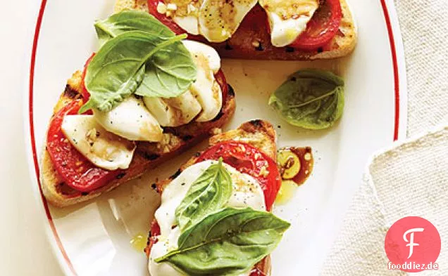 Caprese-Sandwiches mit offenem Gesicht