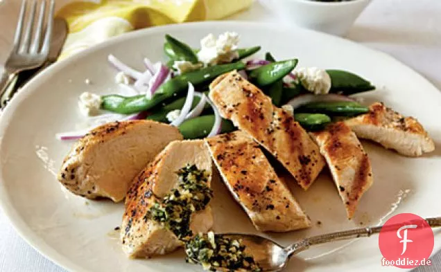 Gegrilltes Hähnchen mit Minze und Pinienkernen Gremolata