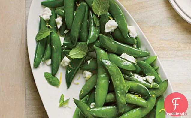 Sautierte grüne Erbsen mit Ricotta Salata und Minze