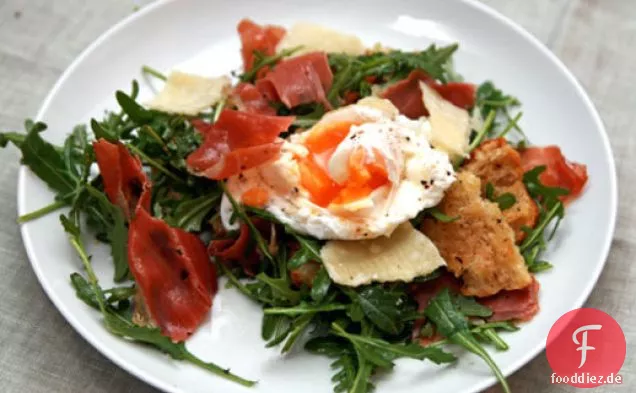 Abendessen heute Abend: Brotsalat mit Speck, Parmesan und pochiertem Ei