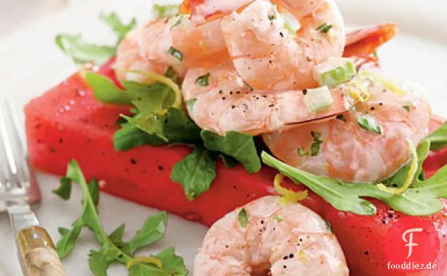 Garnelensalat über pikante Wassermelone