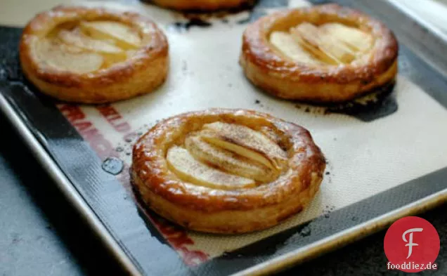 Der schärfere Flüsterer: Apfel-, Ziegenkäse- und Honigtörtchen