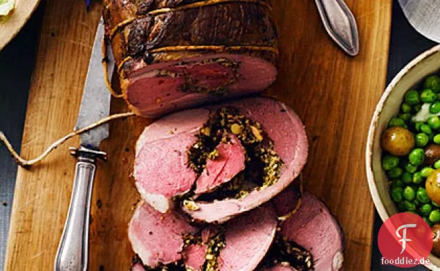 Gebratene Lammkeule mit Mandel-Minze-Pesto