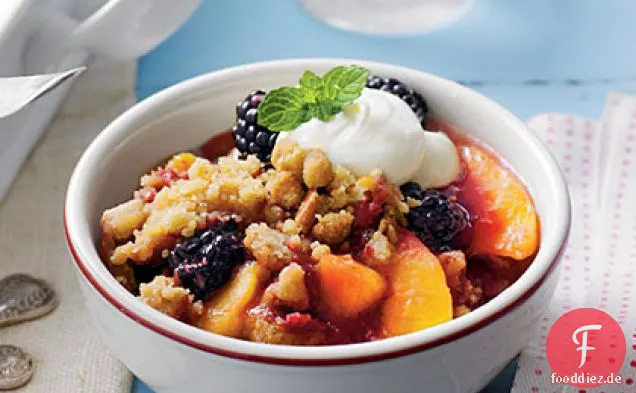 Brombeer-Pfirsich-Schuster mit Praline-Pecan Streusel