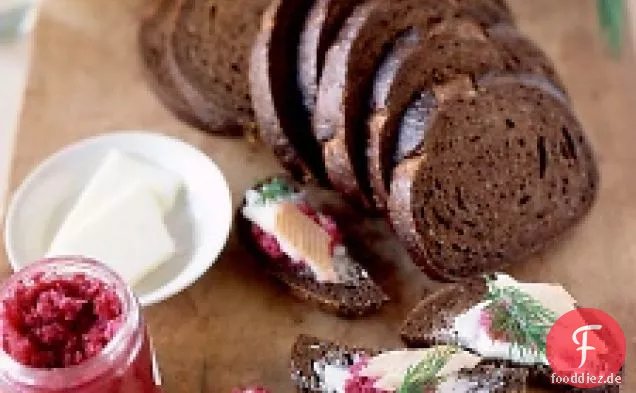 Geräucherte Forelle Auf Pumpernickel
