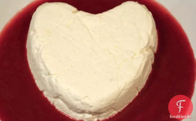 Französisch im Nu: Süßer Valentinstag Coeur a la Creme mit Erdbeersauce