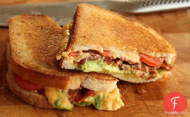Gegrillter Käse mit Speck, Tomaten und Avocado