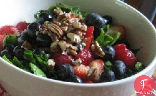 Spinatsalat mit Beeren und Curry-Dressing