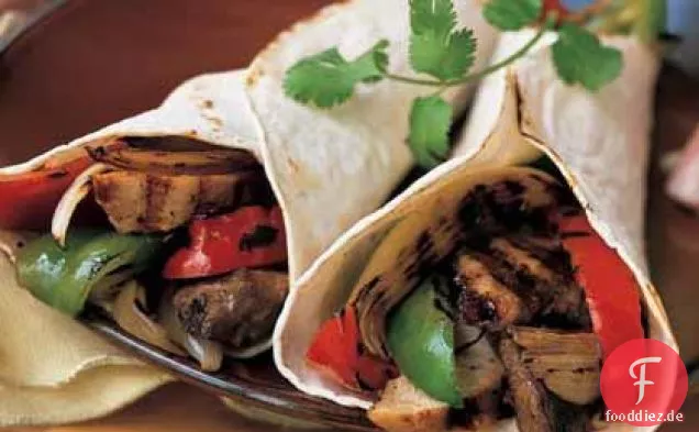 Beef-and-Chicken-Fajitas mit Paprika und Zwiebeln