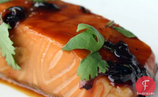 Ahorn und Soja-glasierter Lachs mit Knoblauch und Ingwer