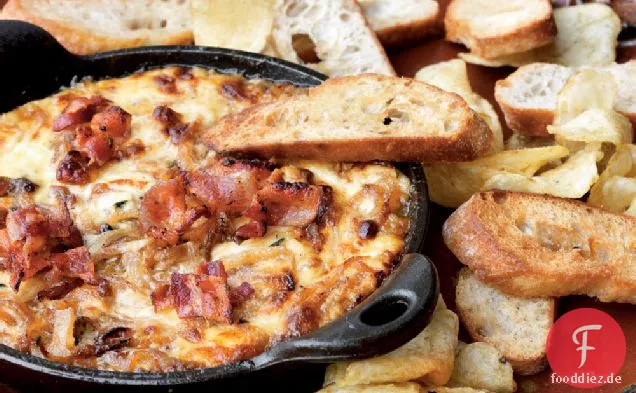 Heißer karamellisierter Zwiebeldip mit Speck und Gruyère